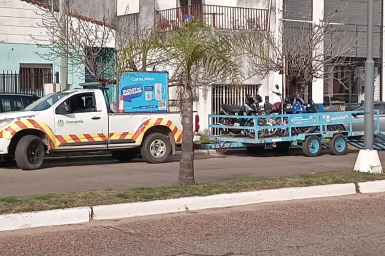 Motos y licencias retenidas tras un operativo de tránsito en una transitada avenida de Concordia