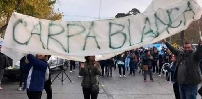 AGMER llevó su reclamo a la plaza 25 de Mayo: una carpa para poner la educación pública en debate