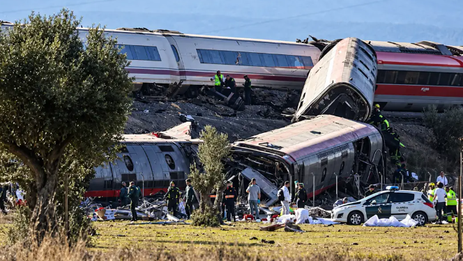 España, otra vez de luto: al menos 68 muertos en un choque de trenes que convirtió un viaje a Sevilla en tragedia
